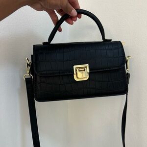 Sophisticated Black and Gold Crossbody Bag with Structured Design